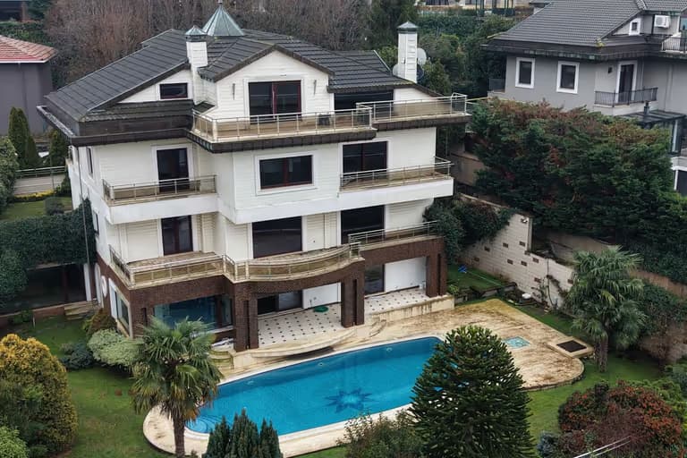 Acarkent'te Konaklar Manzaralı Asansörlü Büyük Bahçeli Satılık BR Villa