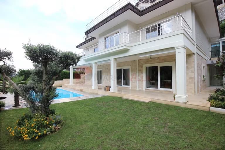 Acarkent'te Orman Manzaralı Güney Cepheli BR Satılık Villa