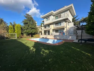 Acarkent'te İçi Yenilenmiş Satılık B Tipi Villa