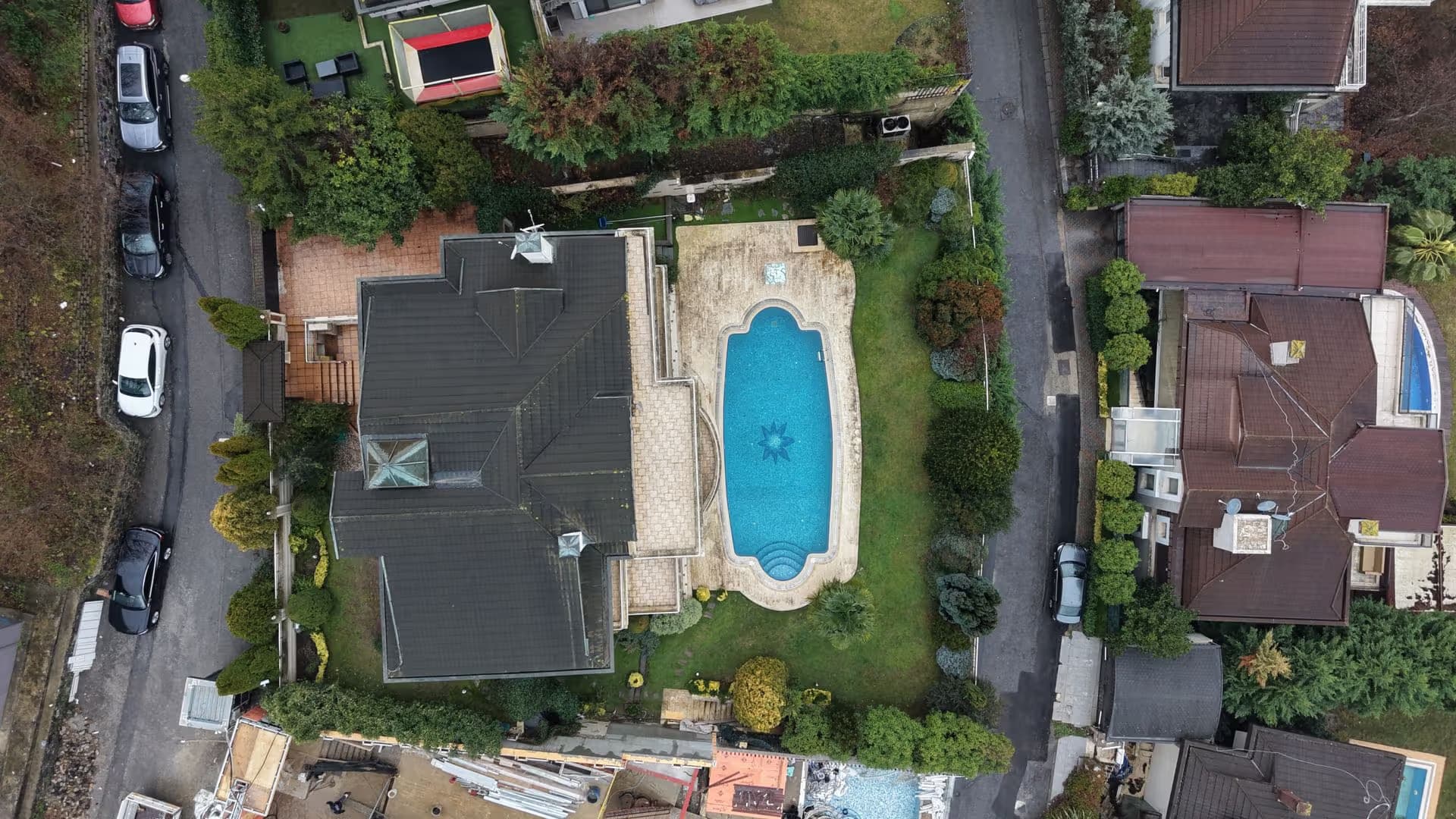 Acarkent'te Konaklar Manzaralı Asansörlü Büyük Bahçeli Satılık BR Villa 4