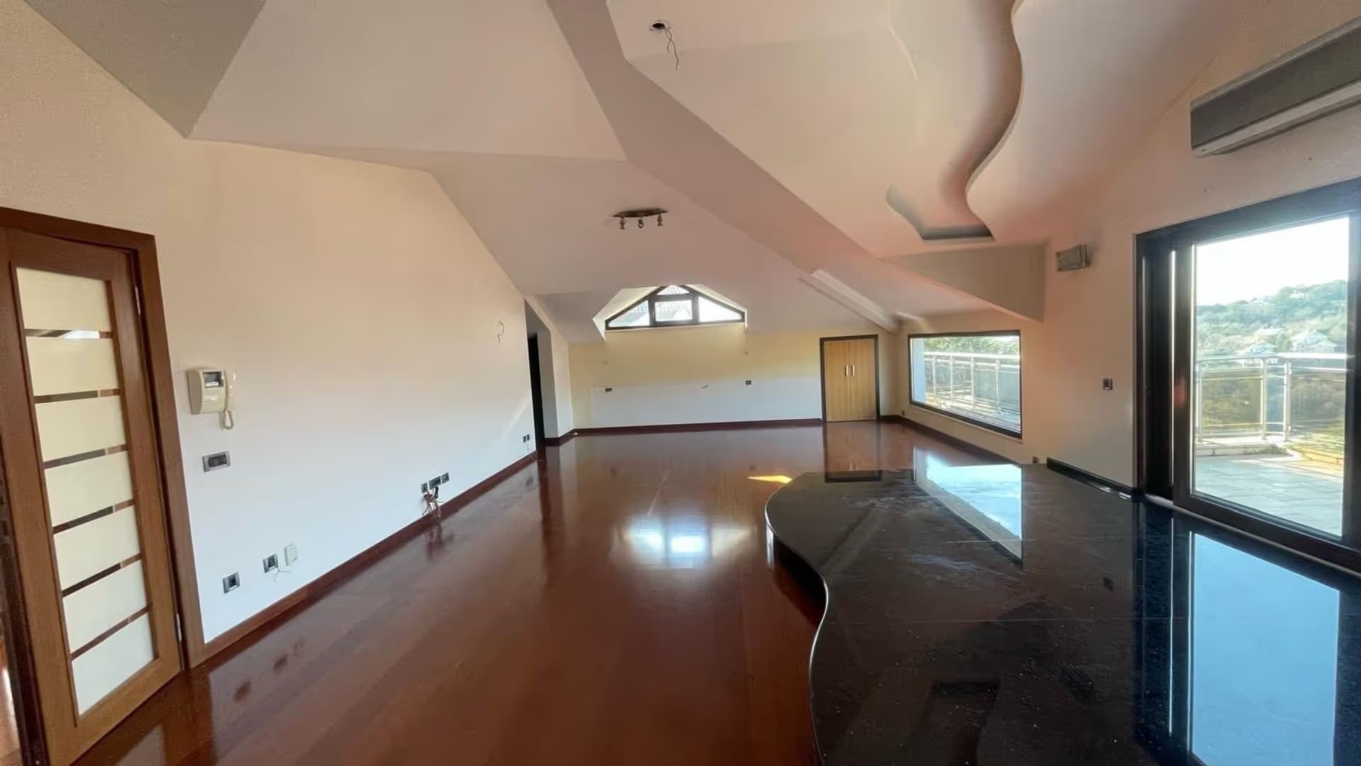 Acarkent'te Konaklar Manzaralı Asansörlü Büyük Bahçeli Satılık BR Villa 17