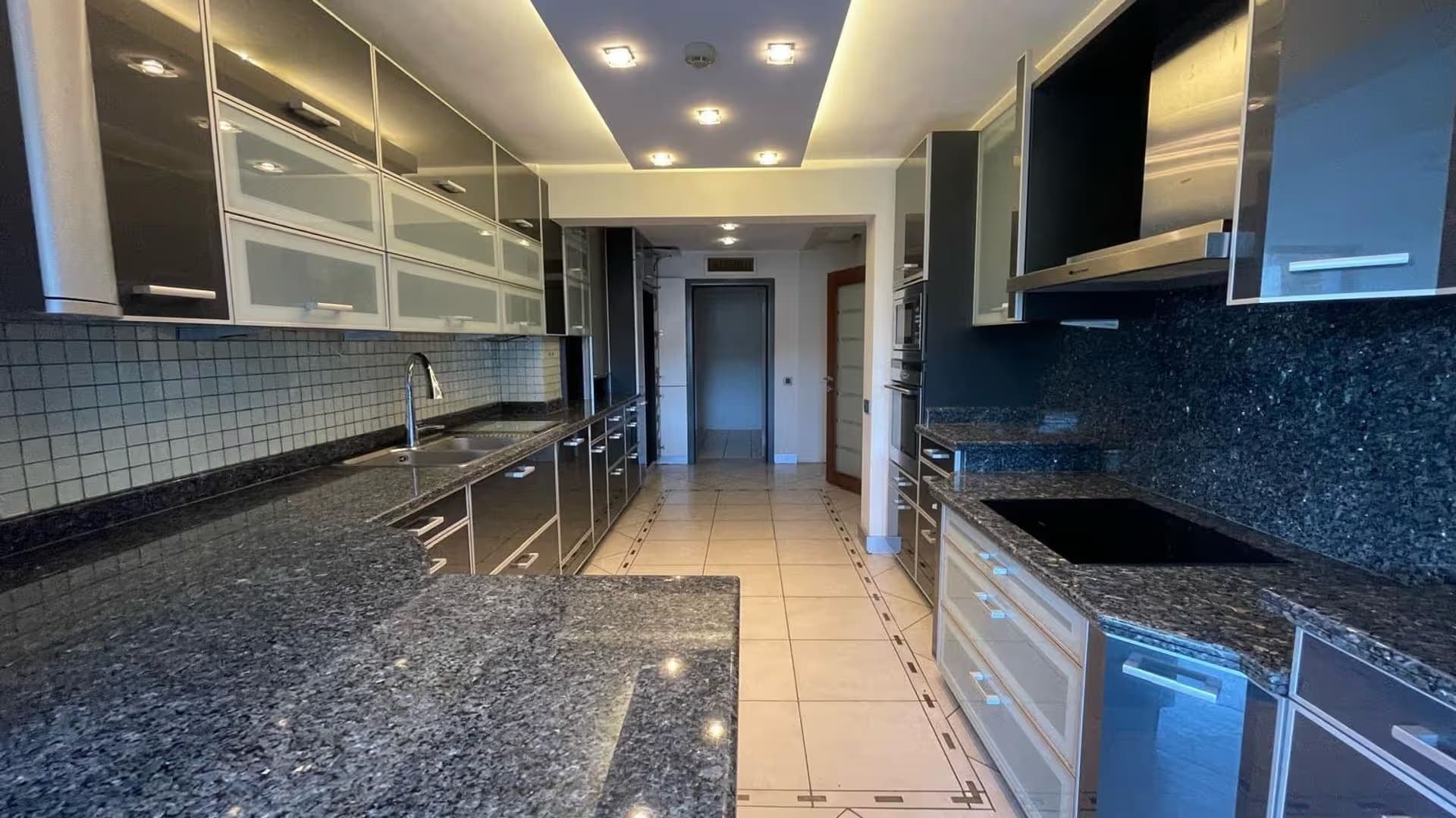 Acarkent'te Konaklar Manzaralı Asansörlü Büyük Bahçeli Satılık BR Villa 18