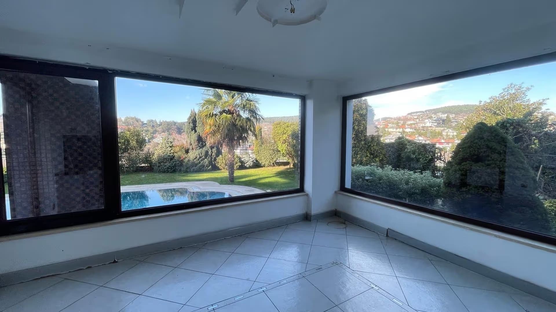 Acarkent'te Konaklar Manzaralı Asansörlü Büyük Bahçeli Satılık BR Villa 25