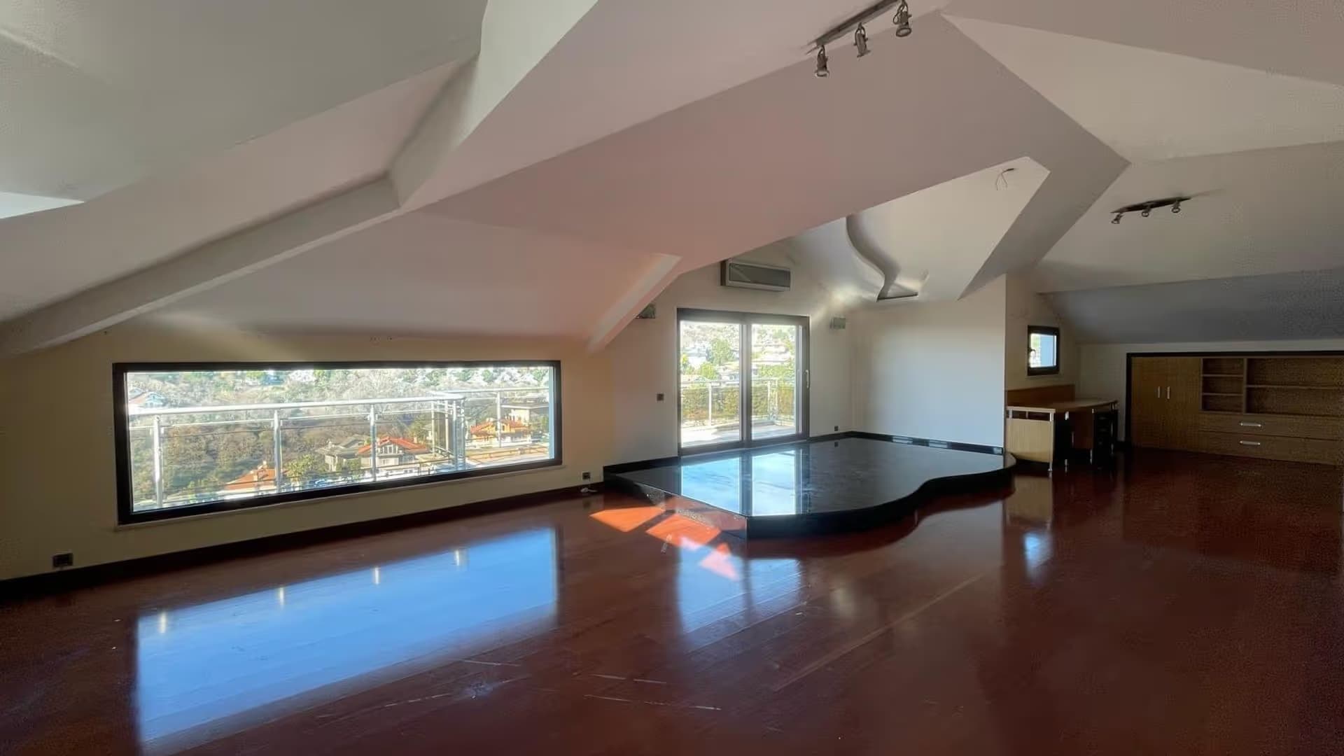 Acarkent'te Konaklar Manzaralı Asansörlü Büyük Bahçeli Satılık BR Villa 26