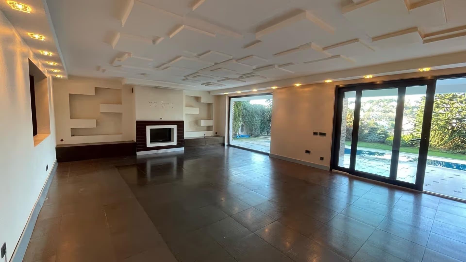 Acarkent'te Konaklar Manzaralı Asansörlü Büyük Bahçeli Satılık BR Villa 27