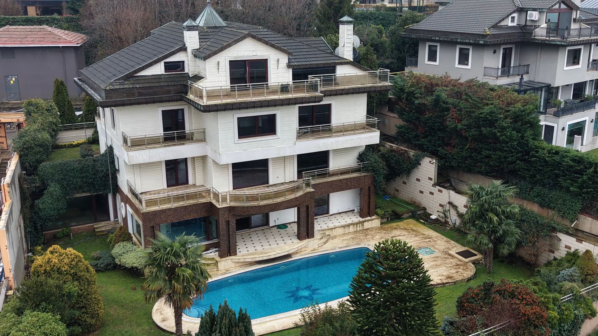 Acarkent'te Konaklar Manzaralı Asansörlü Büyük Bahçeli Satılık BR Villa 2