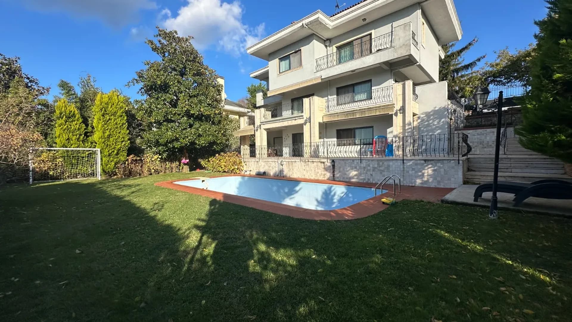 Acarkent'te İçi Yenilenmiş Satılık B Tipi Villa 1