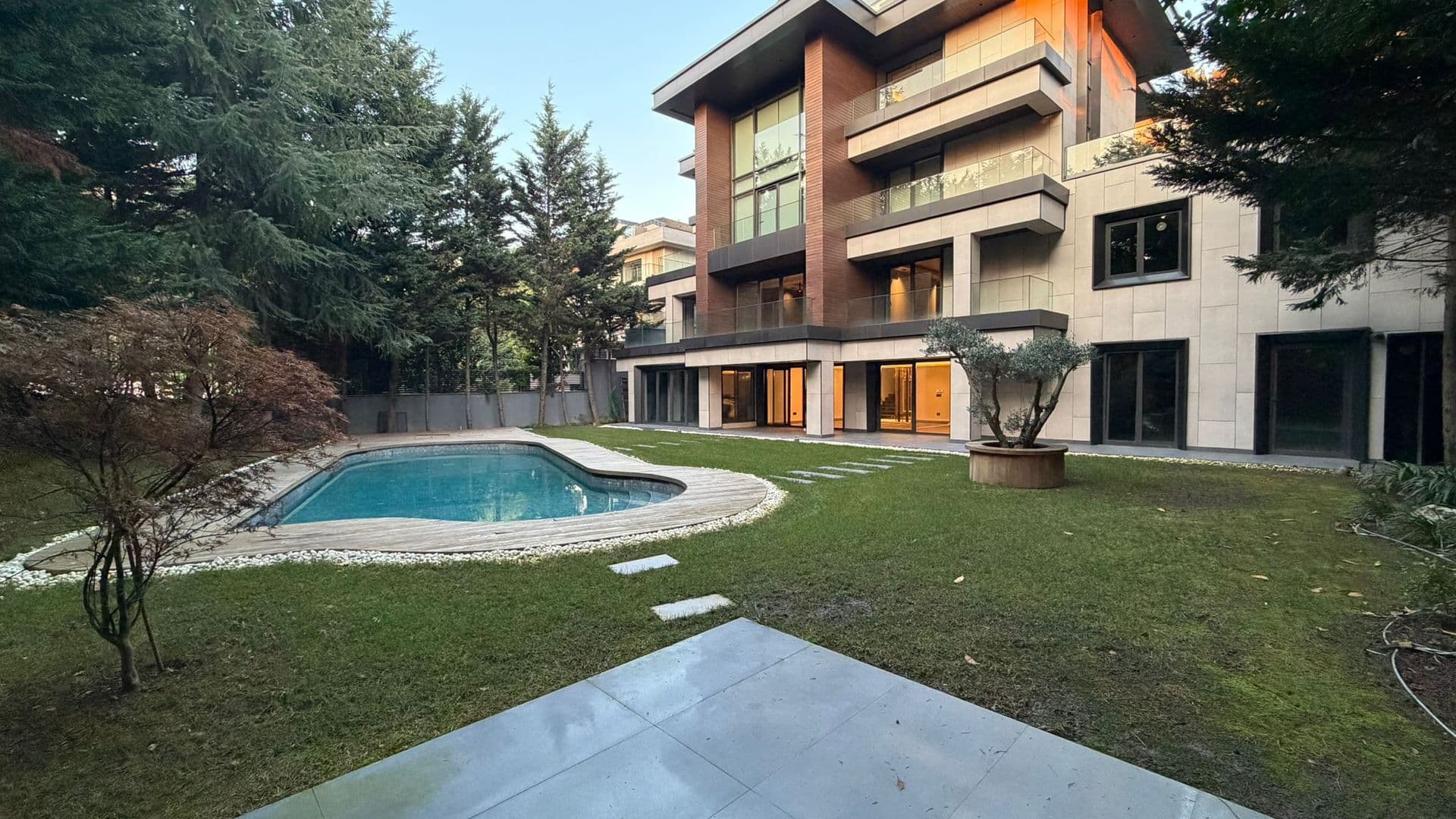 Acarkent'te Komple Yenilenmiş BR Tipi Villa 1