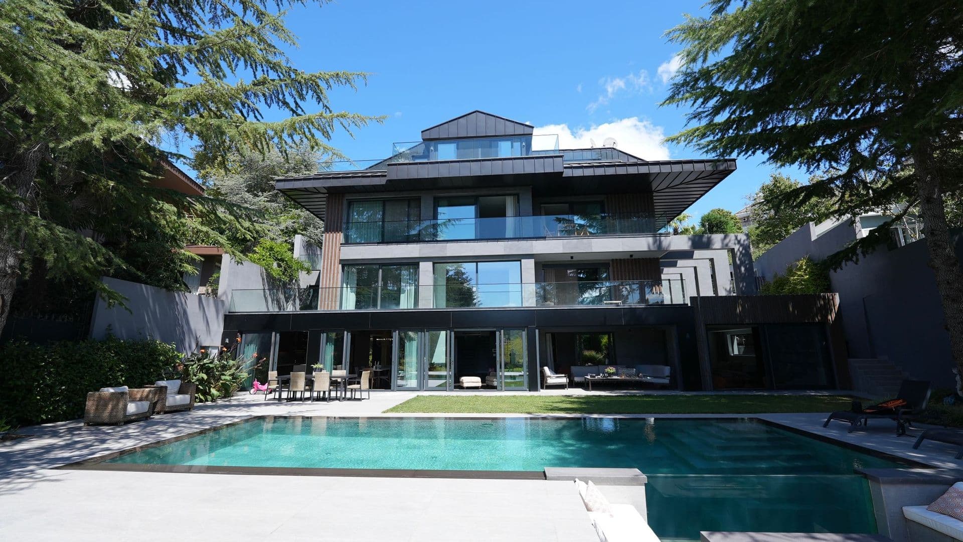 Acarkent'te Hakim Konumlu Ultra Modern Satılık Villa 1